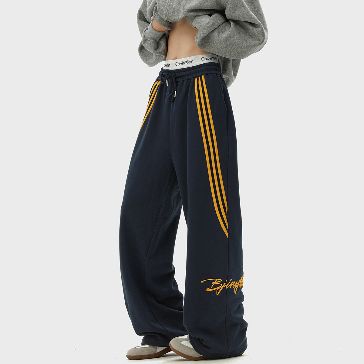Wide-Leg Casual Sweatpants with Side Stripes and Drawstring Waist for Relaxed Everyday Comfort